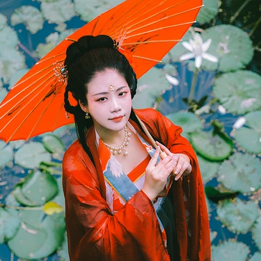 蓮池邊帶紅傘紅衣女生頭像，唯美古風(fēng)真人頭像