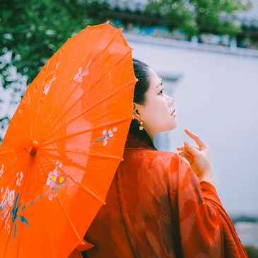 蓮池邊帶紅傘紅衣女生頭像，唯美古風(fēng)真人頭像