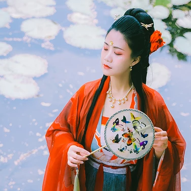 蓮池邊帶紅傘紅衣女生頭像，唯美古風(fēng)真人頭像