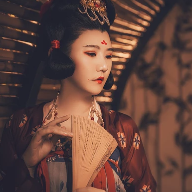 嬌艷帶團(tuán)扇紅衣女生頭像，唯美古風(fēng)真人頭像