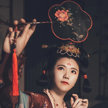 嬌艷帶團(tuán)扇紅衣女生頭像，唯美古風(fēng)真人頭像