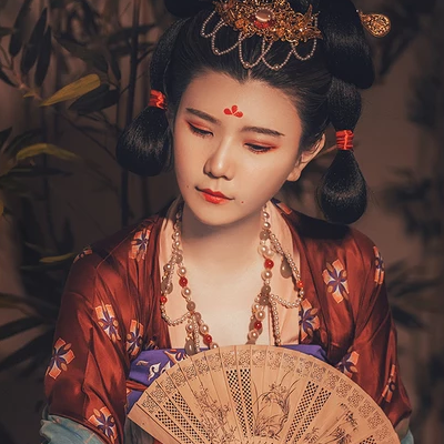 嬌艷帶團(tuán)扇紅衣女生頭像，唯美古風(fēng)真人頭像