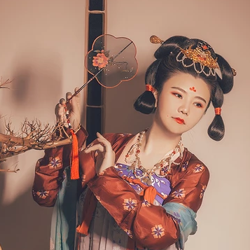 嬌艷帶團(tuán)扇紅衣女生頭像，唯美古風(fēng)真人頭像