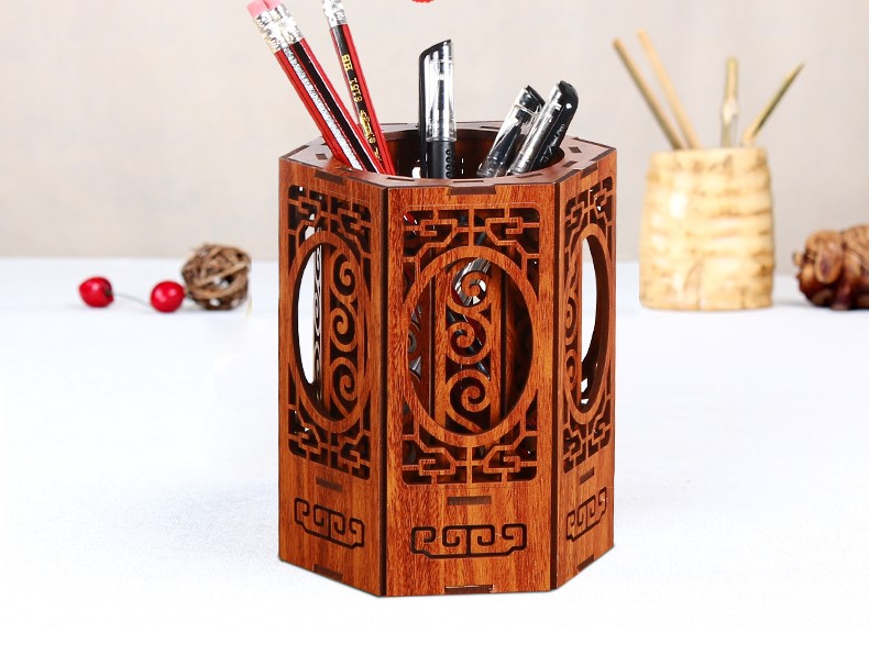 古典福連文苑鏤空花紋木質(zhì)筆筒