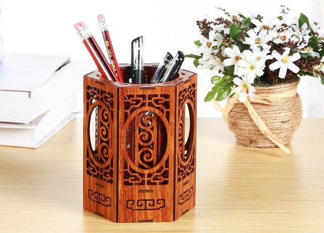 古典福連文苑鏤空花紋木質(zhì)筆筒