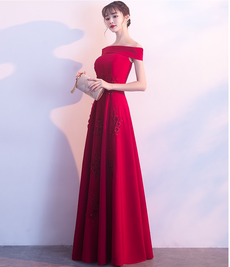 一字肩中式禮服，蕾絲花裝飾晚禮服