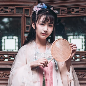 粉紅少女帶團扇頭像，唯美古風(fēng)真人頭像