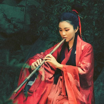 瀟灑霸氣紅衣帶折扇女生頭像，唯美古風(fēng)真人頭