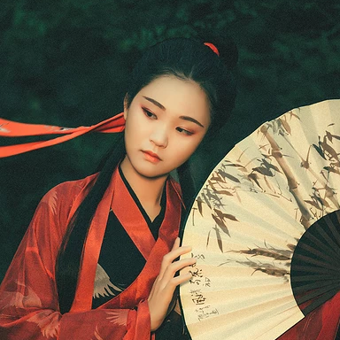 瀟灑霸氣紅衣帶折扇女生頭像，唯美古風(fēng)真人頭