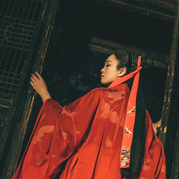 瀟灑霸氣紅衣帶折扇女生頭像，唯美古風(fēng)真人頭