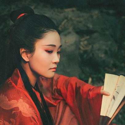 瀟灑霸氣紅衣帶折扇女生頭像，唯美古風(fēng)真人頭