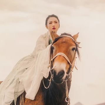 瀟灑騎馬女生頭像，唯美古風(fēng)真人頭像