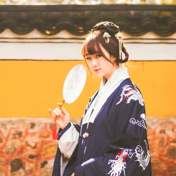 金黃銀杏帶團(tuán)扇女生頭像，唯美古風(fēng)真人頭像