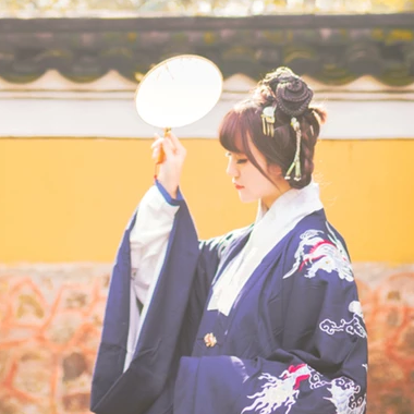 金黃銀杏帶團(tuán)扇女生頭像，唯美古風(fēng)真人頭像