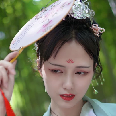 嬌艷帶團扇女生頭像，唯美古風(fēng)真人頭像
