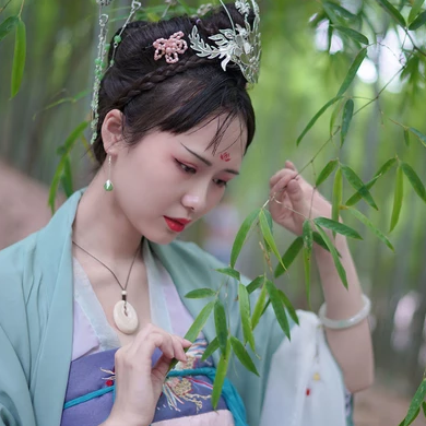 嬌艷帶團扇女生頭像，唯美古風(fēng)真人頭像