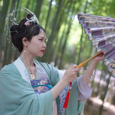 嬌艷帶團扇女生頭像，唯美古風(fēng)真人頭像