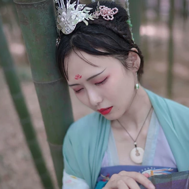 嬌艷帶團扇女生頭像，唯美古風(fēng)真人頭像