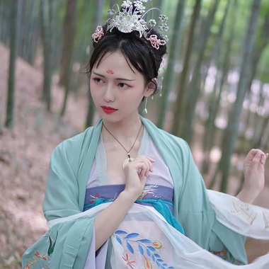 嬌艷帶團扇女生頭像，唯美古風(fēng)真人頭像