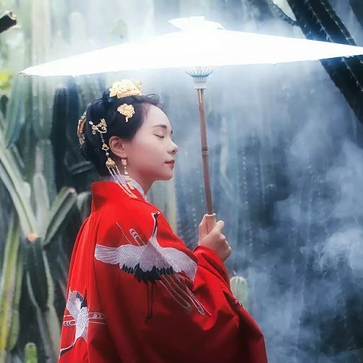 紅衣仙鶴帶傘女生頭像，唯美古風真人頭像