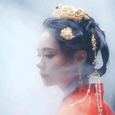 紅衣仙鶴帶傘女生頭像，唯美古風真人頭像