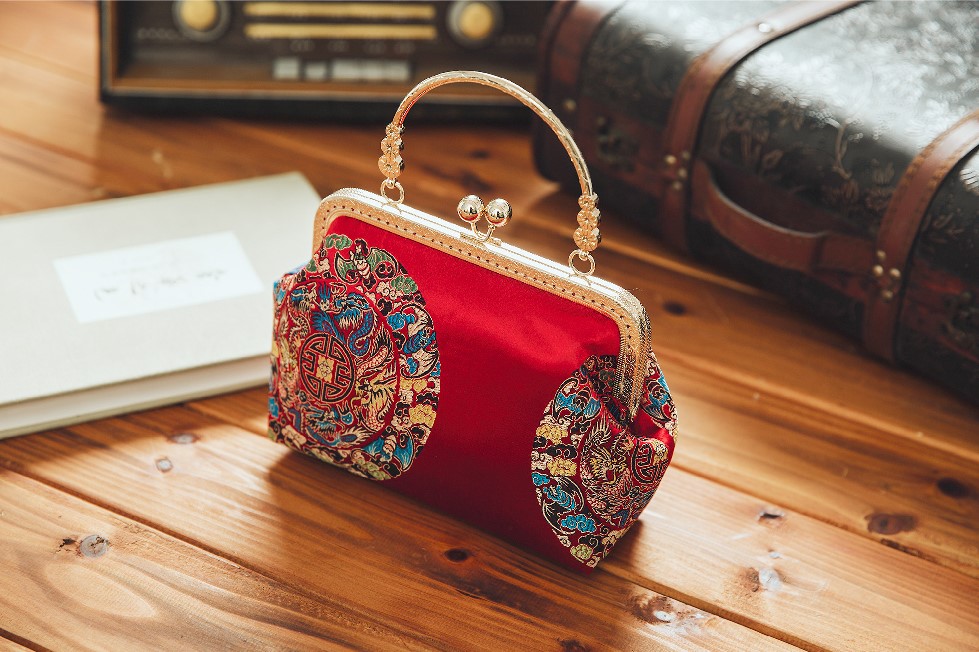 福連文苑特色紅色龍團(tuán)圖案手工包