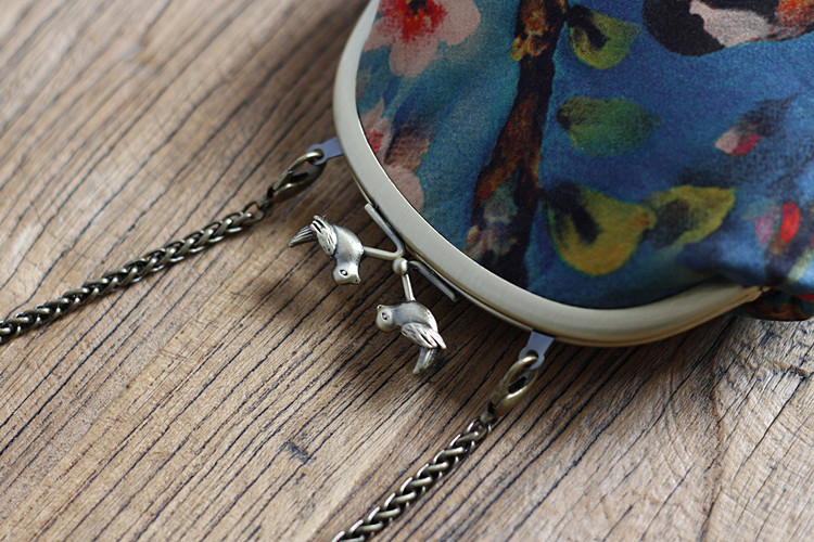 福連文苑元素復(fù)古小鳥斜跨包，唯美手工包