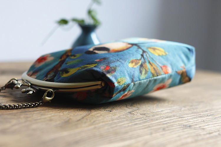 福連文苑元素復(fù)古小鳥斜跨包，唯美手工包