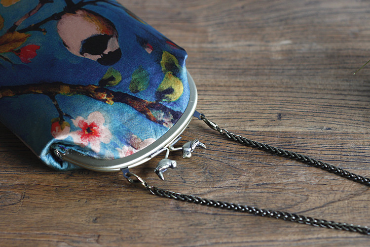 福連文苑元素復(fù)古小鳥斜跨包，唯美手工包