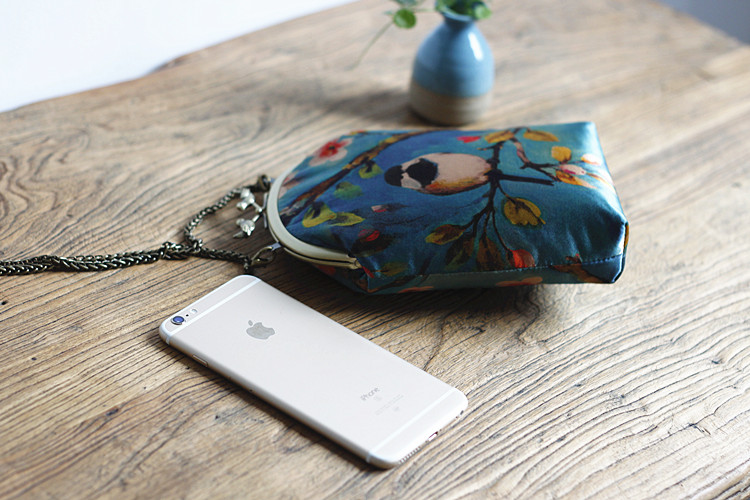 福連文苑元素復(fù)古小鳥斜跨包，唯美手工包