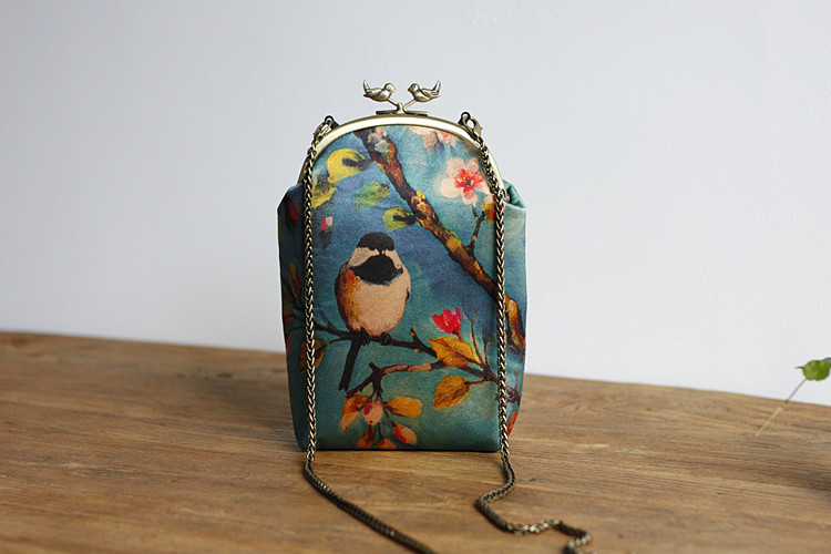 福連文苑元素復(fù)古小鳥斜跨包，唯美手工包