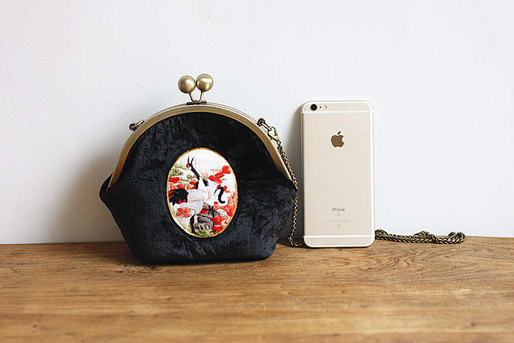 復(fù)古仙鶴刺繡斜跨包，唯美黑色絲絨手工包