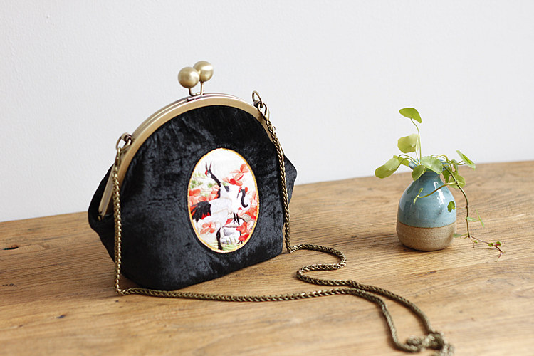 復(fù)古仙鶴刺繡斜跨包，唯美黑色絲絨手工包