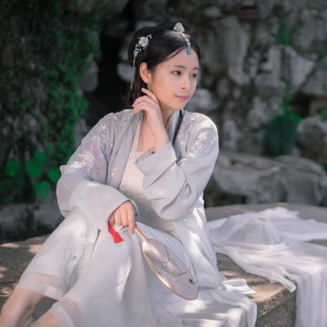 淡雅帶傘團(tuán)扇女生頭像，唯美古風(fēng)真人頭像