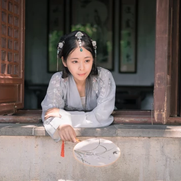 淡雅帶傘團(tuán)扇女生頭像，唯美古風(fēng)真人頭像