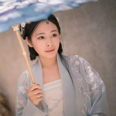 淡雅帶傘團(tuán)扇女生頭像，唯美古風(fēng)真人頭像