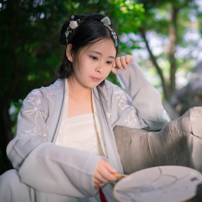 淡雅帶傘團(tuán)扇女生頭像，唯美古風(fēng)真人頭像