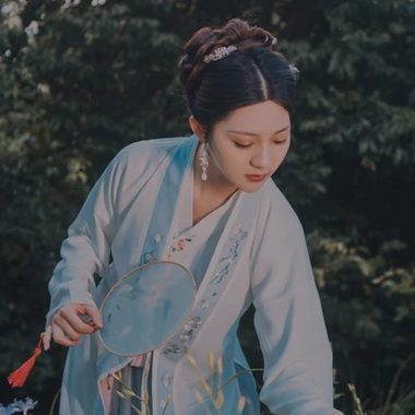 文藝帶團(tuán)扇女生頭像，唯美古風(fēng)真人頭像