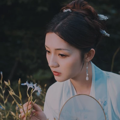 文藝帶團(tuán)扇女生頭像，唯美古風(fēng)真人頭像