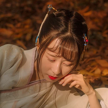 秋藝帶折扇女生頭像，唯美古風真人頭像