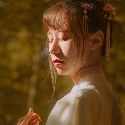 秋藝帶折扇女生頭像，唯美古風真人頭像