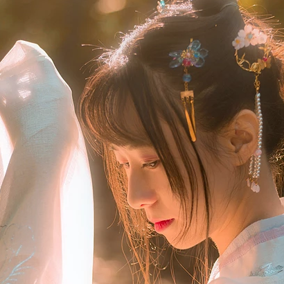 秋藝帶折扇女生頭像，唯美古風真人頭像