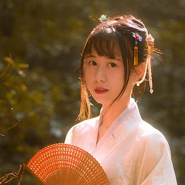 秋藝帶折扇女生頭像，唯美古風真人頭像