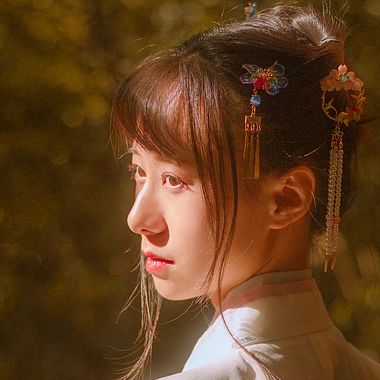 秋藝帶折扇女生頭像，唯美古風真人頭像