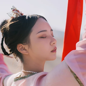 沙漠紅衣女子頭像，唯美古風(fēng)真人頭像