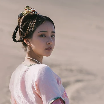 沙漠紅衣女子頭像，唯美古風(fēng)真人頭像