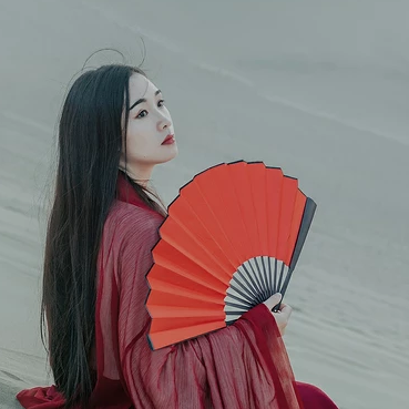 沙漠紅衣帶傘女生頭像，唯美古風真人頭像