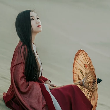 沙漠紅衣帶傘女生頭像，唯美古風真人頭像