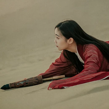 沙漠紅衣帶傘女生頭像，唯美古風真人頭像