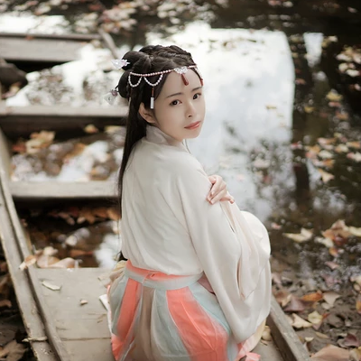 楓葉帶團(tuán)扇女生頭像，唯美古風(fēng)真人頭像